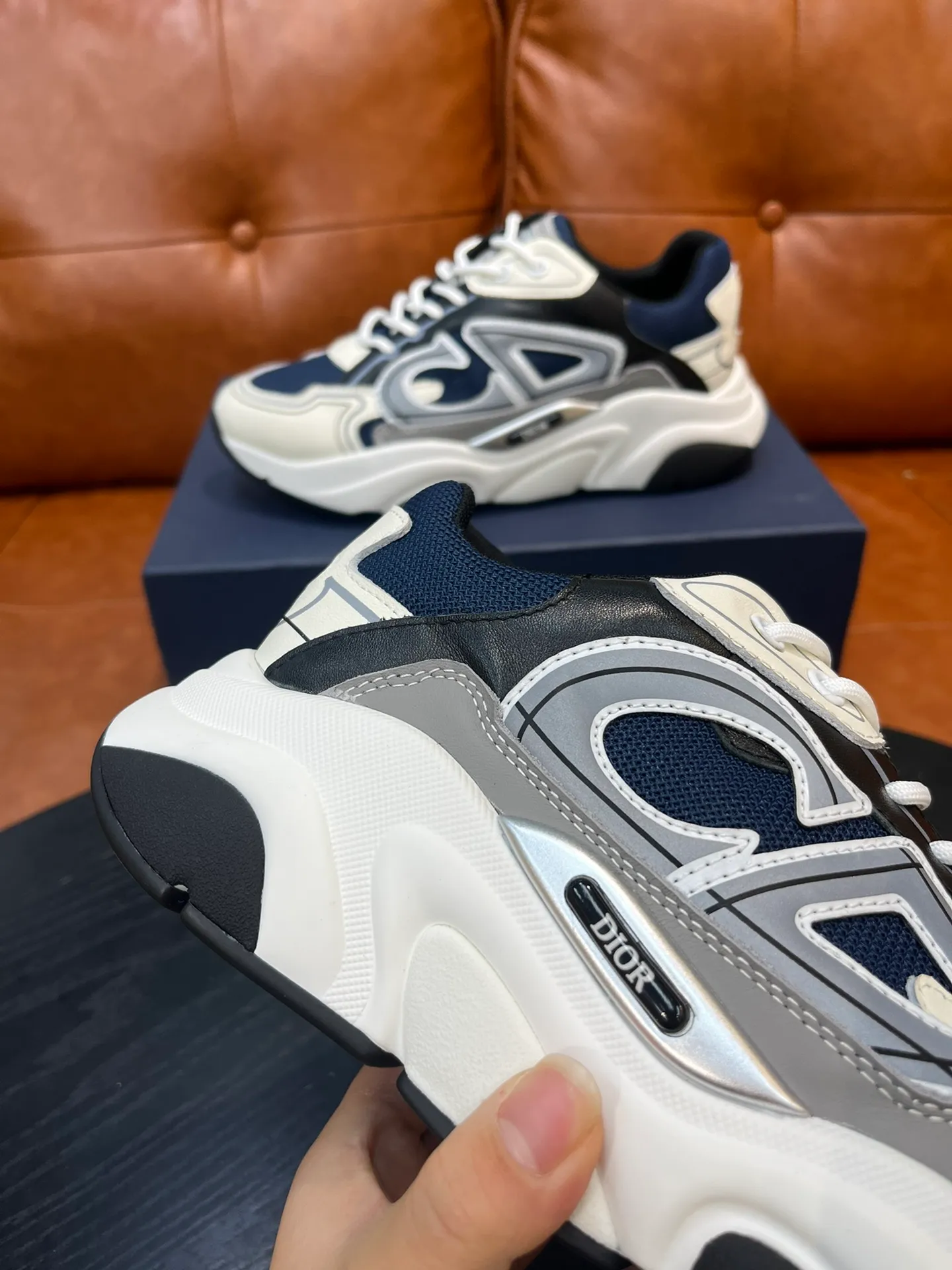 Factory price 540💰Dior B22 men's jogging fashion sneakers. This item draws inspiration from retro jogging shoes. It adopts a thick low-top design, with an upper made of leather and mesh fabric, and a black and white engraved rubber sole. Decorated with an embossed "CD" logo on the side. Code number: 39-44